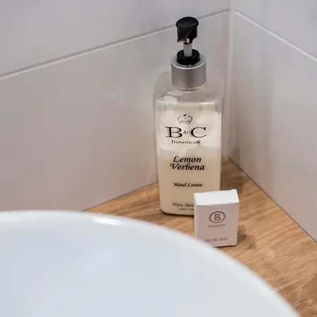 Targi Z Garazem I Silownia 아파트 포즈난