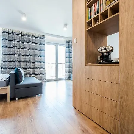 Targi Z Garazem I Silownia 아파트 포즈난