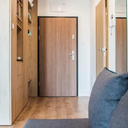 Targi Z Garazem I Silownia 아파트 포즈난