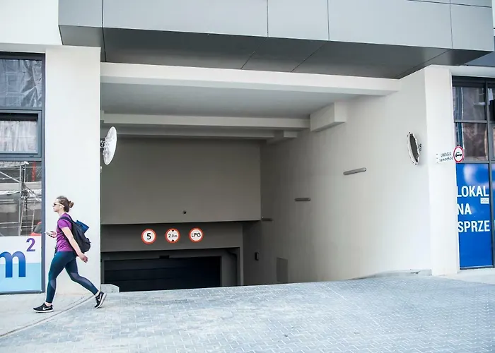 Targi Z Garazem I Silownia بوزنان