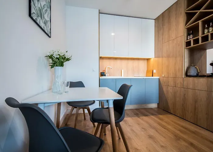 Targi Z Garazem I Silownia بوزنان