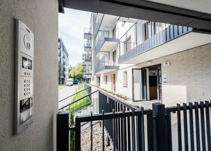 Targi Z Garazem I Silownia بوزنان